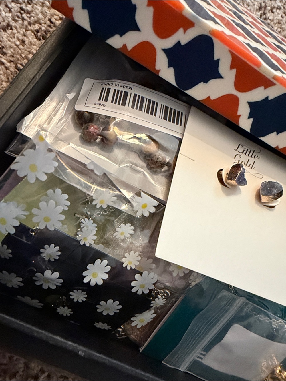 Decorative Box with 20 New pieces of Jewelry - Picture 3 of 4